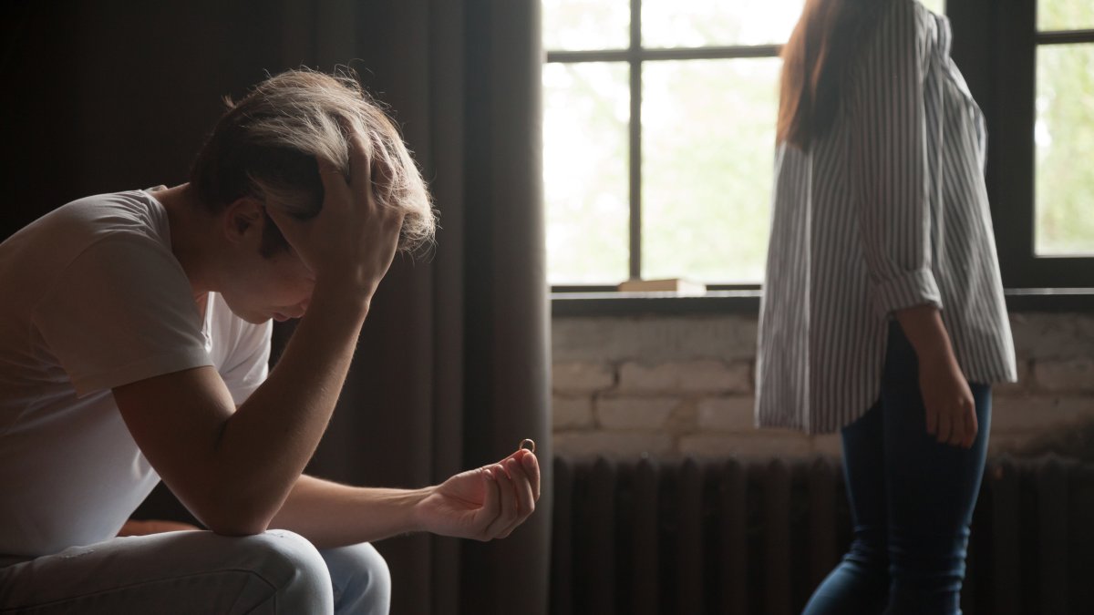 Hombre frustrado ante el rompimiento con su pareja.
