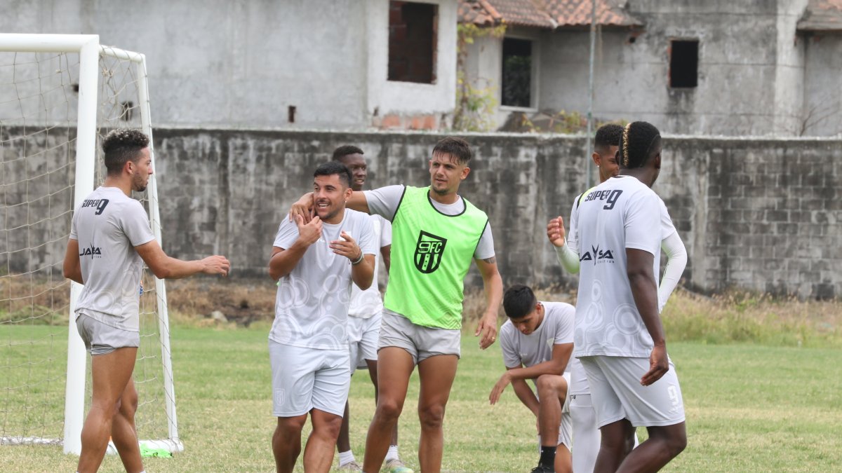 El descendido 9 de Octubre necesita el título de Copa Ecuador para jugar la Libertadores en la próxima campaña.