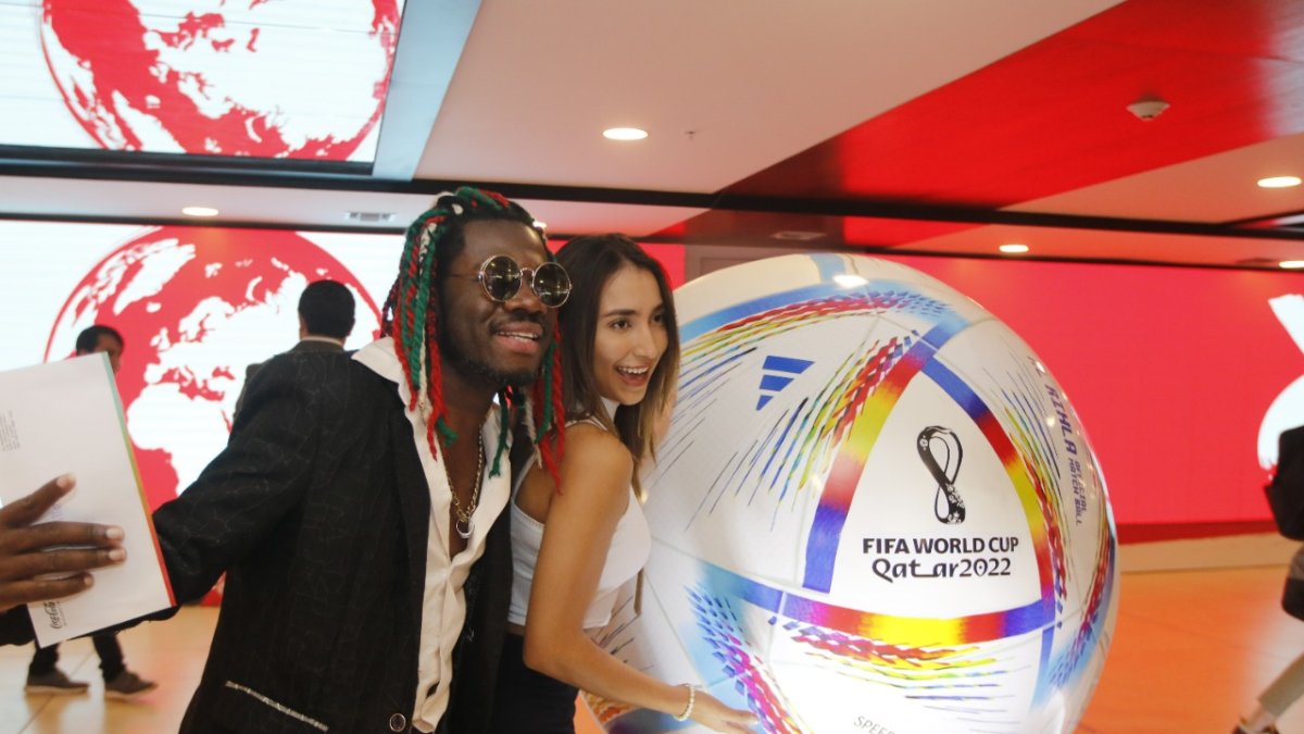 Los balones gigantes fueron parte de las atracciones para los aficionados en la recepción armada para la Copa del Mundo.