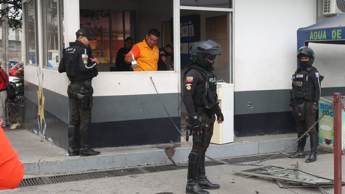Esta mañana una estación de policía en Pascuales fue atacada y en ese lugar, también permanecen uniformados.