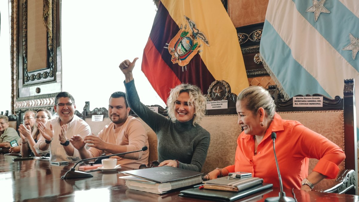 Figuras. Viteri posa con su equipo en la asamblea cantonal de participación ciudadana donde se discutió el presupuesto anual participativo de la urbe.