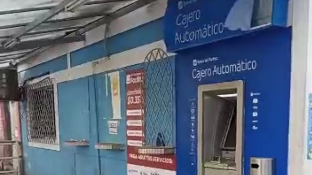 Afuera de las oficinas de Emapad se produjo el estallido.