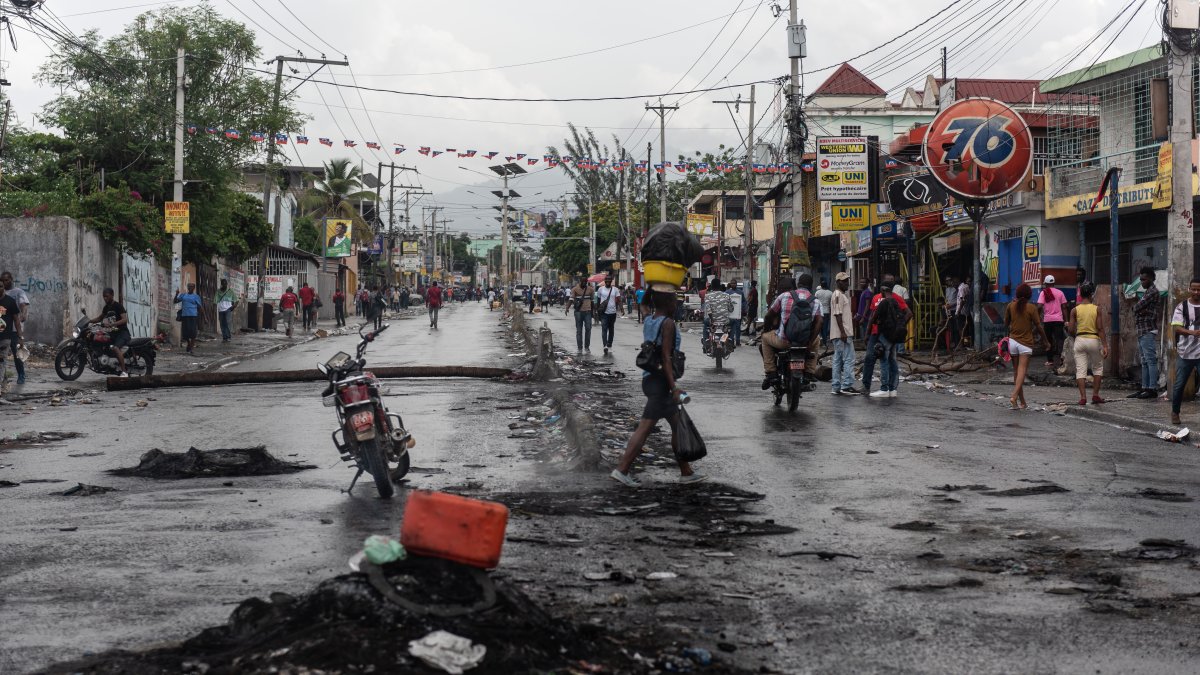 Personas caminan por una calle, luego de una protesta en Puerto Príncipe (Haití), en una fotografía de archivo. EFE/ Johnson Sabin