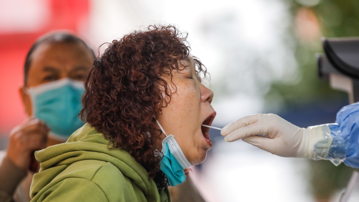 Una mujer haciéndose una prueba de COVID-19. EFE/EPA/WU HAO