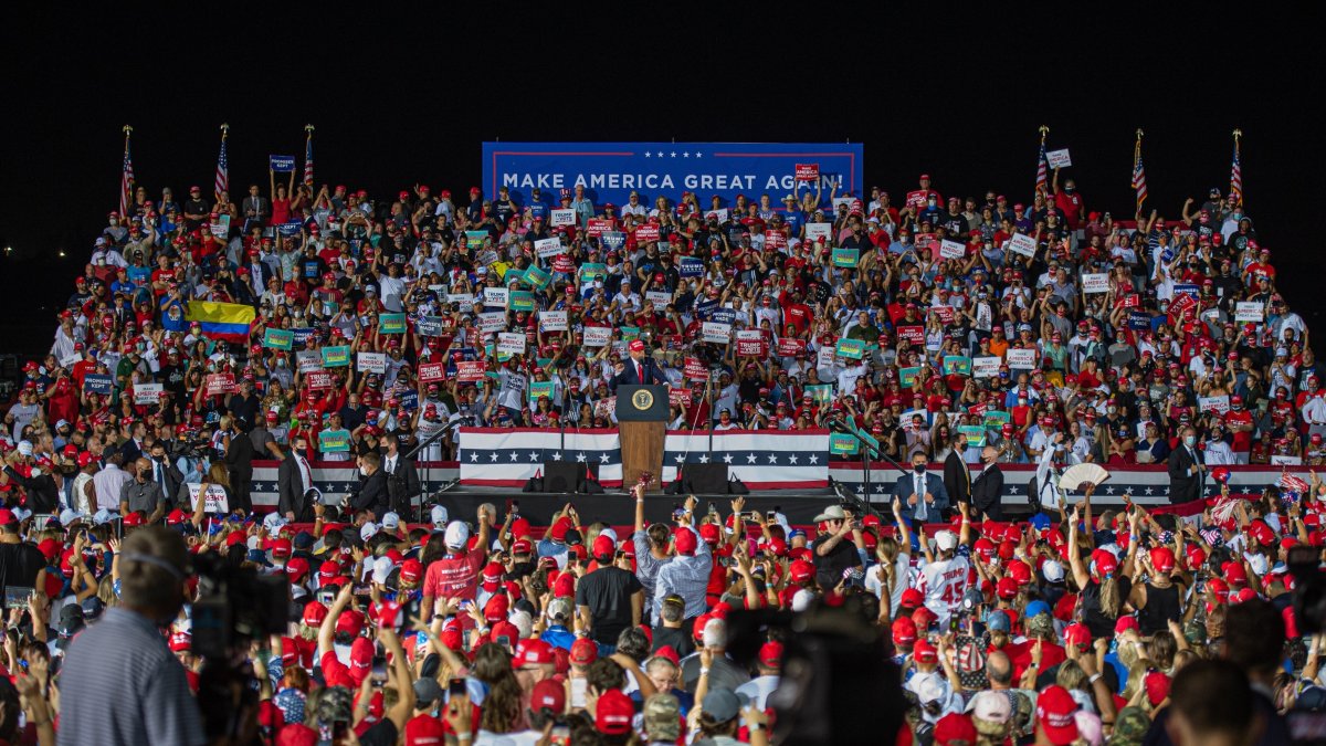 - El presidente estadounidense Donald Trump saluda a sus simpatizantes un acto de su campaña electoral en Miami-Dade, Florida en 2020. EFE/