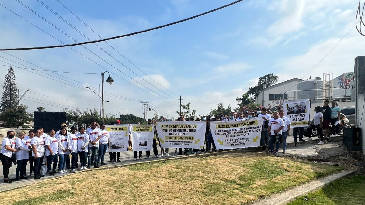 Plantón en el IESS de Ceibos.