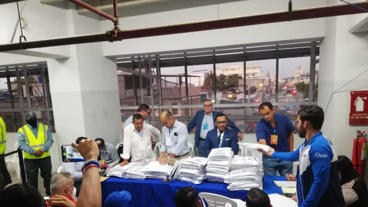 Los delegados realizan el conteo de votos en las elecciones de Emelec.