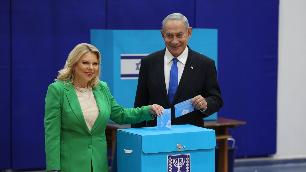 El exprimer ministro israelí y líder del Likud, Benjamin Netanyahu, vota este martes 1 de noviembre de 2022 con su esposa Sara en las elecciones de Israel. EFE/EPA/ABIR SULTAN