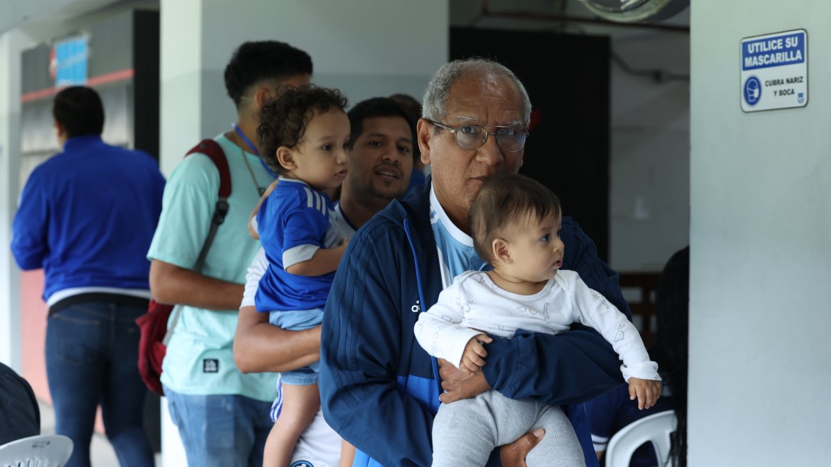 Socios se presentan a sufragar en las últimas elecciones presidenciales de Emelec, en 2022.