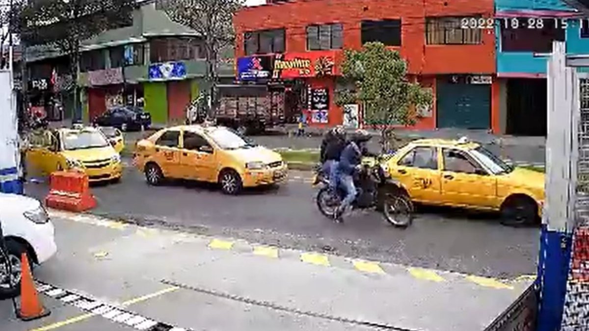 Quito. Momento en el que los delincuentes huyen tras cometer un robo.