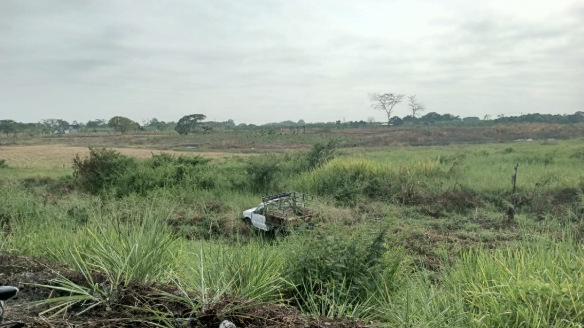 Vinces. Tras los disparos, el hombre que perdió el control de la camioneta y fue a parar a la cuneta.