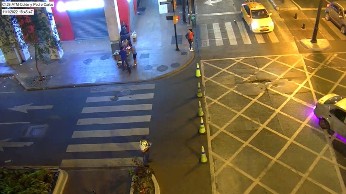 Antes del inicio del estado de excepción y toque de queda en la ciudad, la calle Malecón estaba cerrada con conos