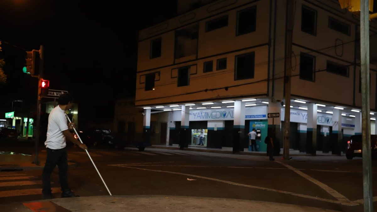 Pasadas las 21:00 las calles de la Guayaquil lucieron prácticamente vacías. Pocas personas hacían los últimos trámites.