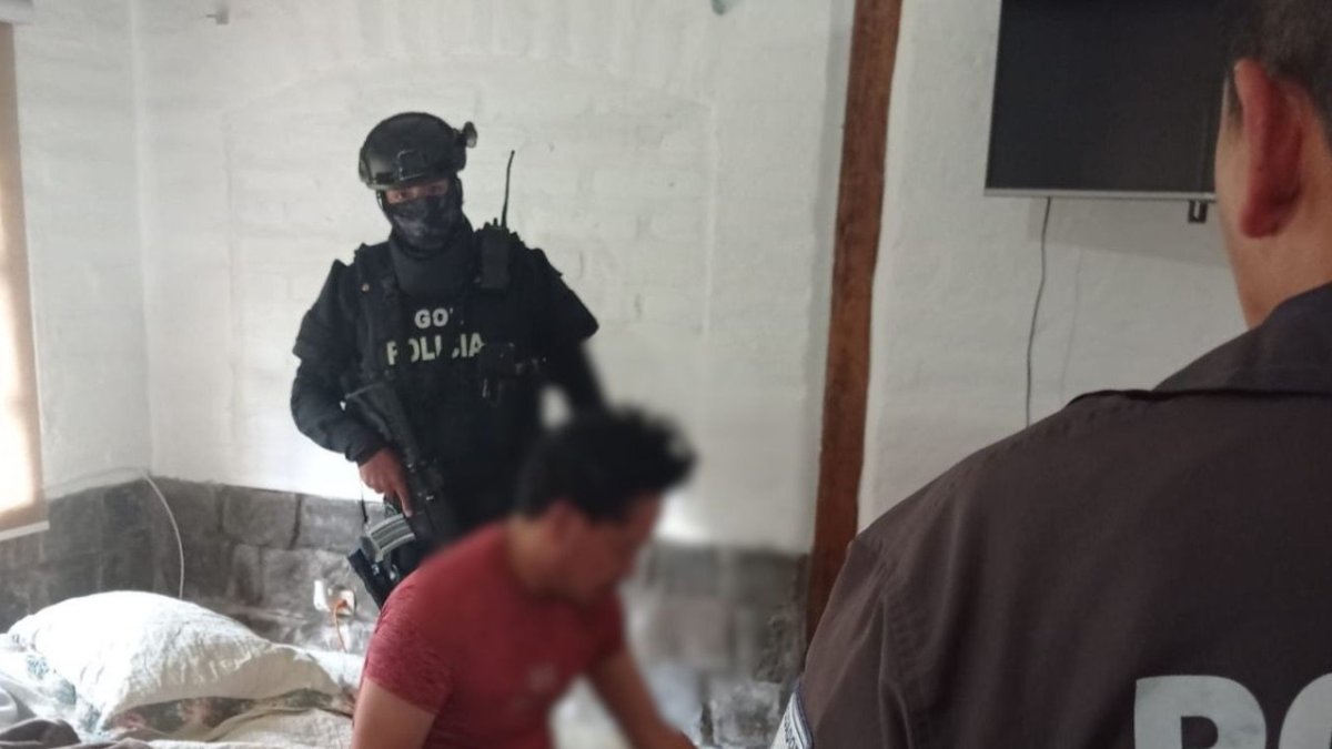 Diligencia. Policías y fiscales llegaron a los domicilios en la madrugada.