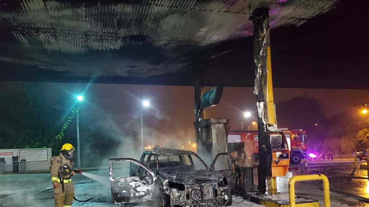 Así quedó el vechículo usado para el atentado en una gasolinera bypass Quito - Quevedo en Santo Domingo.