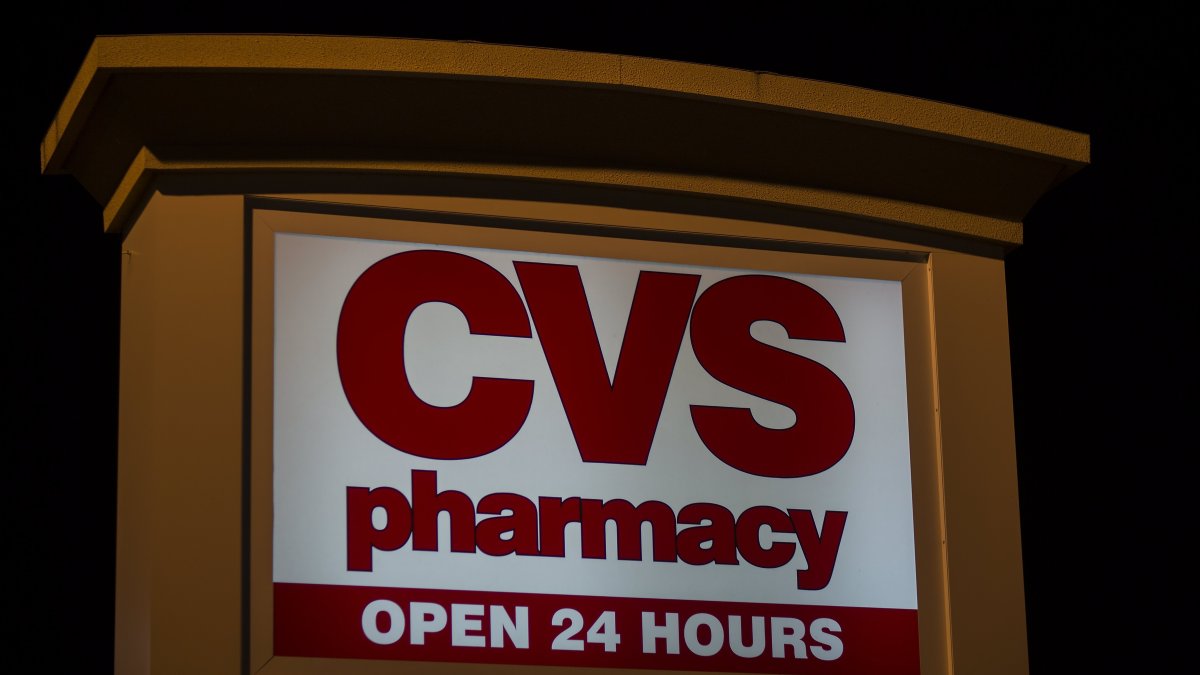 Fotografía de archivo en la que se registró un aviso de la cadena estadounidense de farmacias CVS, en uno de sus establecimientos en Greenfield (Massachusetts, EE.UU.).