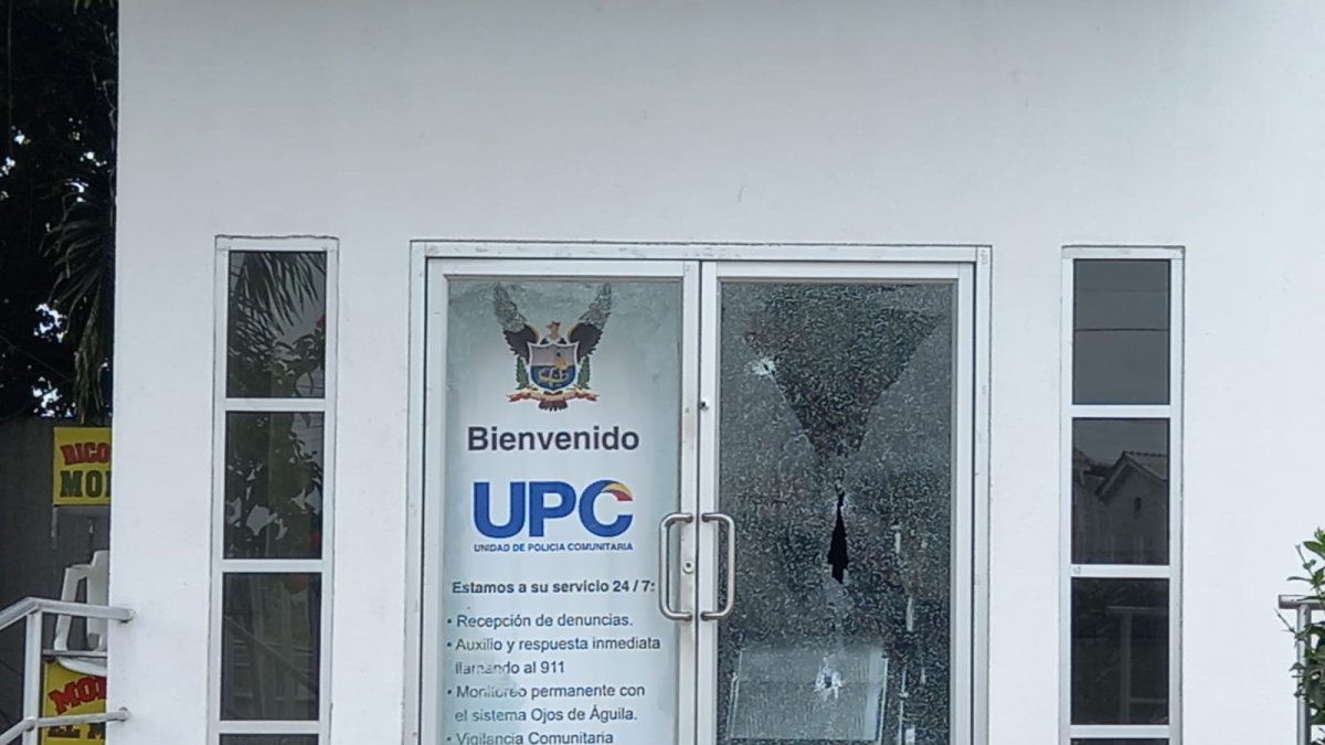 Uno de los agentes reveló que los delincuentes llegaron en un vehículo y que uno de ellos fue asesinado cuando pretendía disparar en contra de sus compañeros