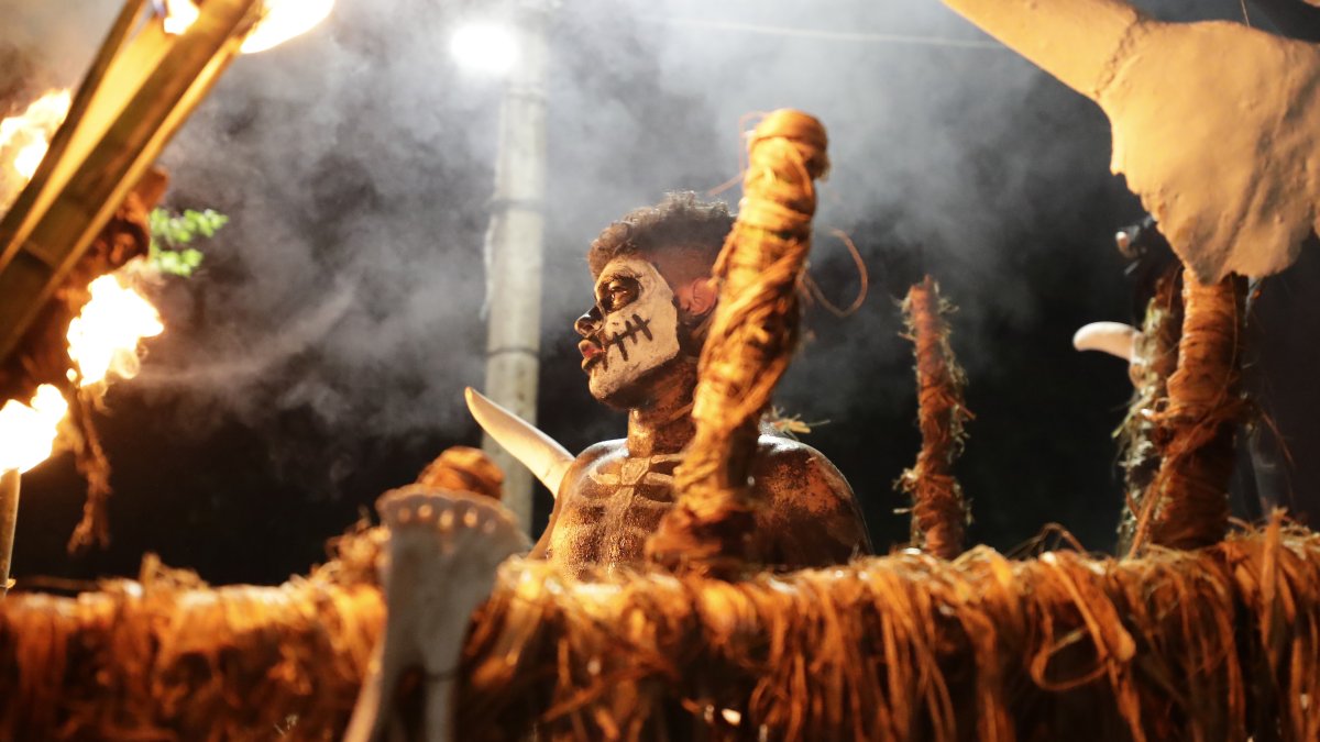  La Santa Muerte acompañada de la Siguanaba, el Cipitío, el gritón de medianoche y otros personas de la mitología de El Salvador homenajearon a los difuntos  . EFE/ 