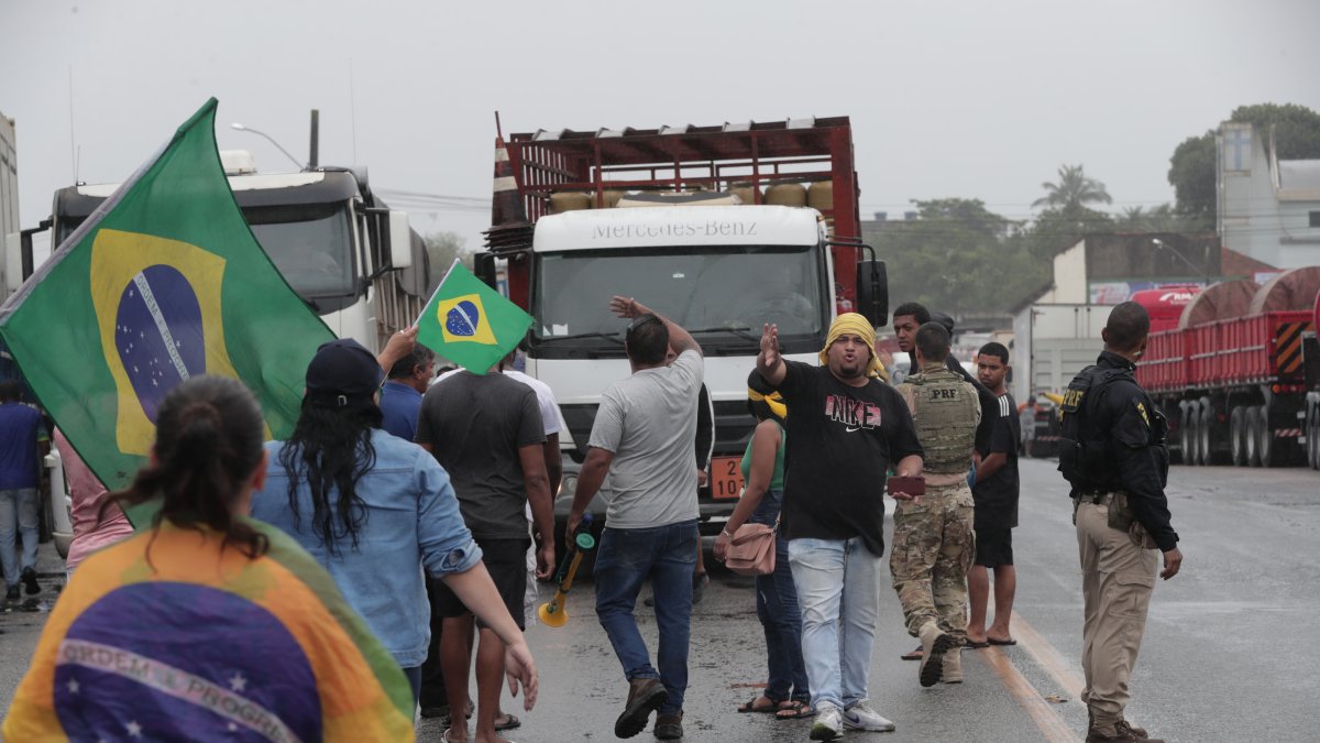 Grupos de camioneros bloquean carreteras, el 1 de noviembre de 2022, en Río de Janeiro (Brasil). EFE/André Coelho