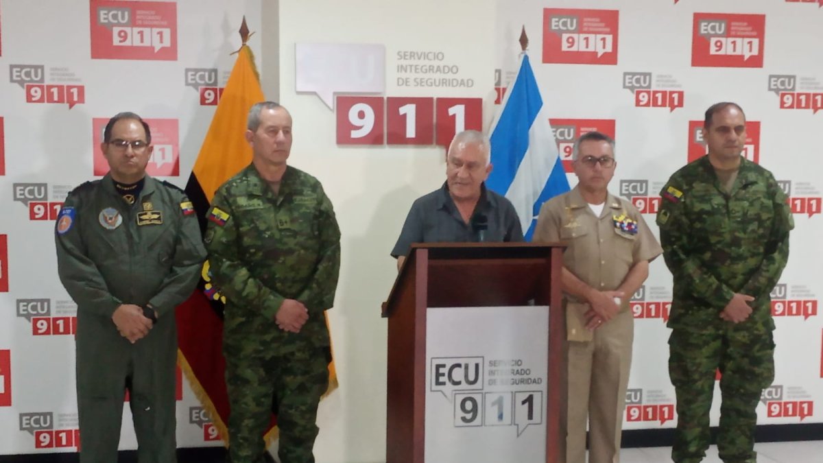 El ministro Lara explicó que las Fuerzas Armadas refuerzan la labor de la Policía Nacional en Guayas y Esmeraldas como elemento disuasivo.
