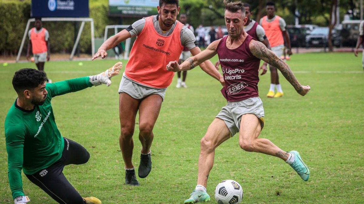 Barcelona entrena para la final ante Aucas. Mendoza, Piñatares y Díaz en plena actividad.