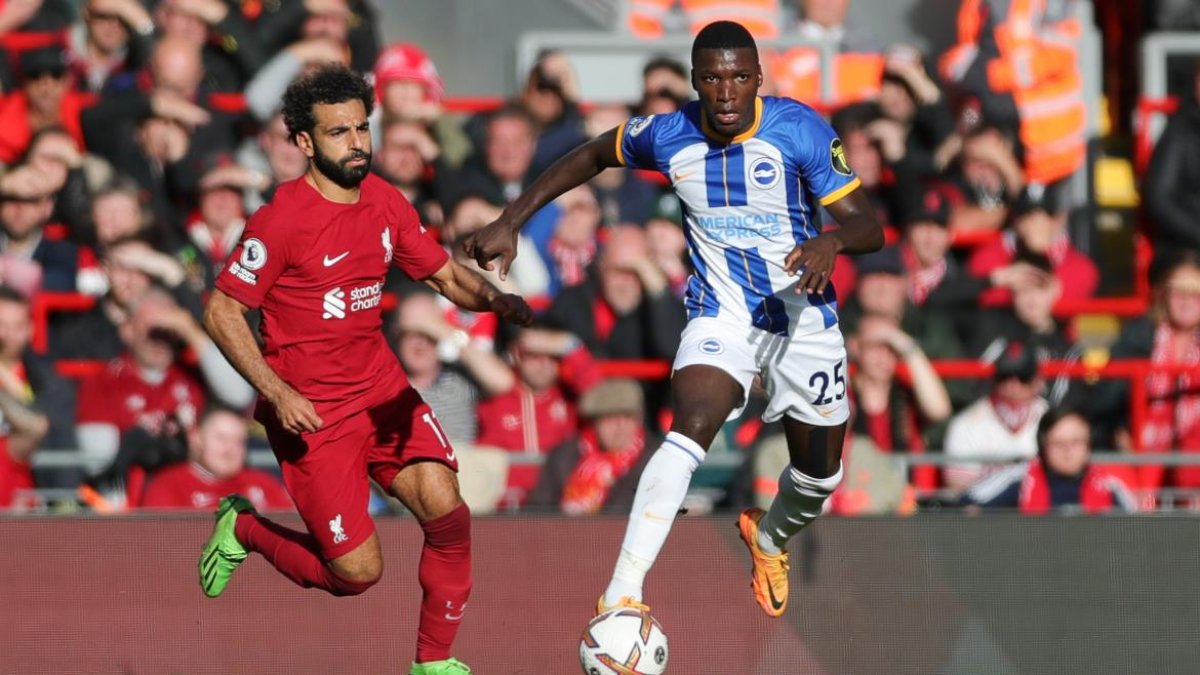 Moisés Caicedo (d) se ha convertido en una de las figuras del Brighton.