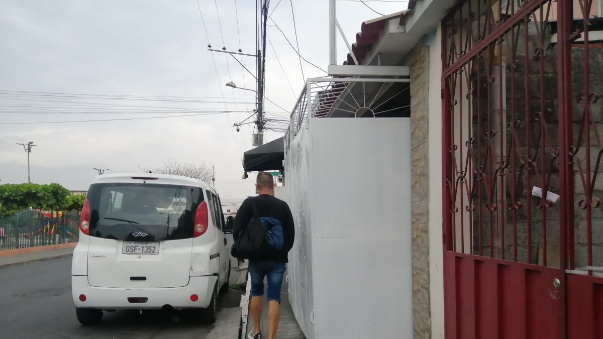 En varios sectores de la ciudad los garajes sobresalen las veredas de las viviendas.