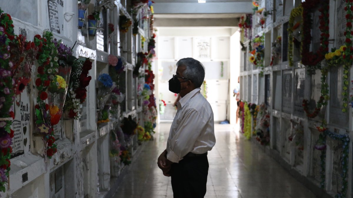Visita. Los deudos llegaron hasta el cementerio de Guayaquil a visitar a sus familiares.