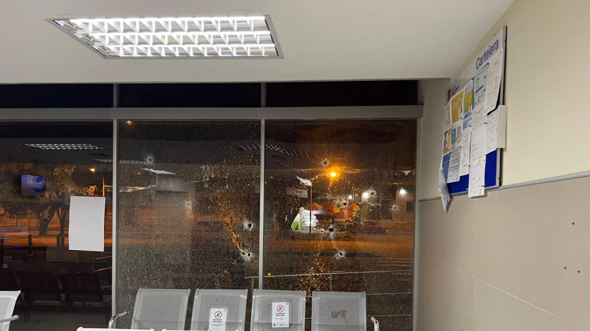 Sujetos dispararon a fachada de un centro de salud en Guayaquil.
