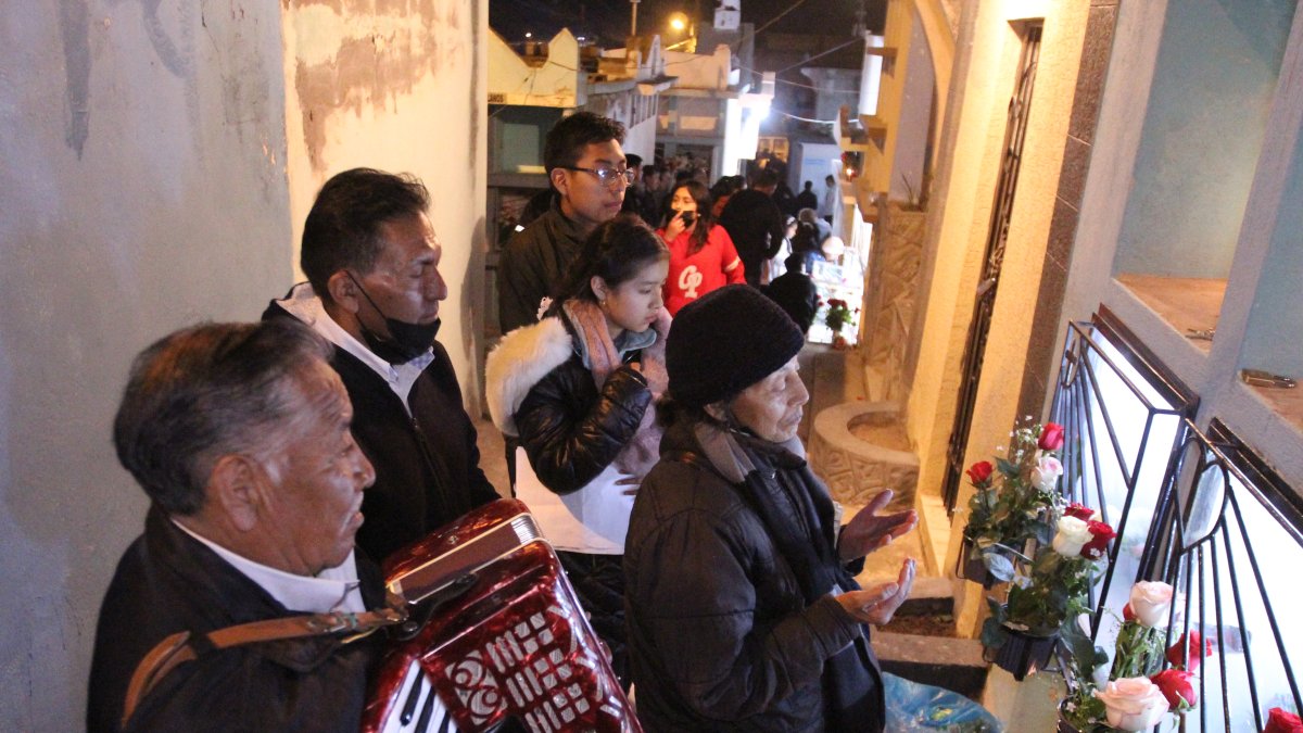 Homenaje. Las personas contratan músicos y llevan serenatas a sus seres queridos.