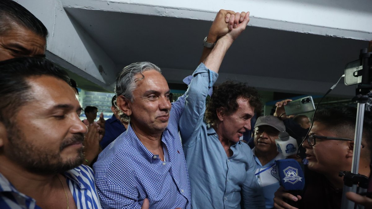 José Pileggi (i), nuevo titular de Emelec, festeja la victoria junto a su binomio en las elecciones, Jorge Bonnard.