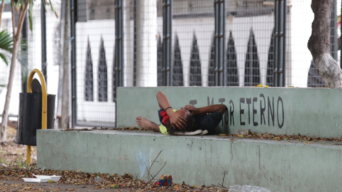 Indigentes han hecho del parque un dormitorio al aire libre.
