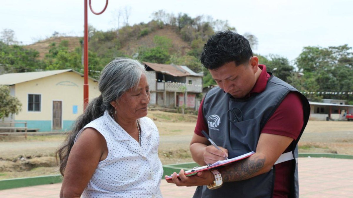 El organismo electoral llega con brigadas a notificar. También, se lo hace por vías tecnológicas.