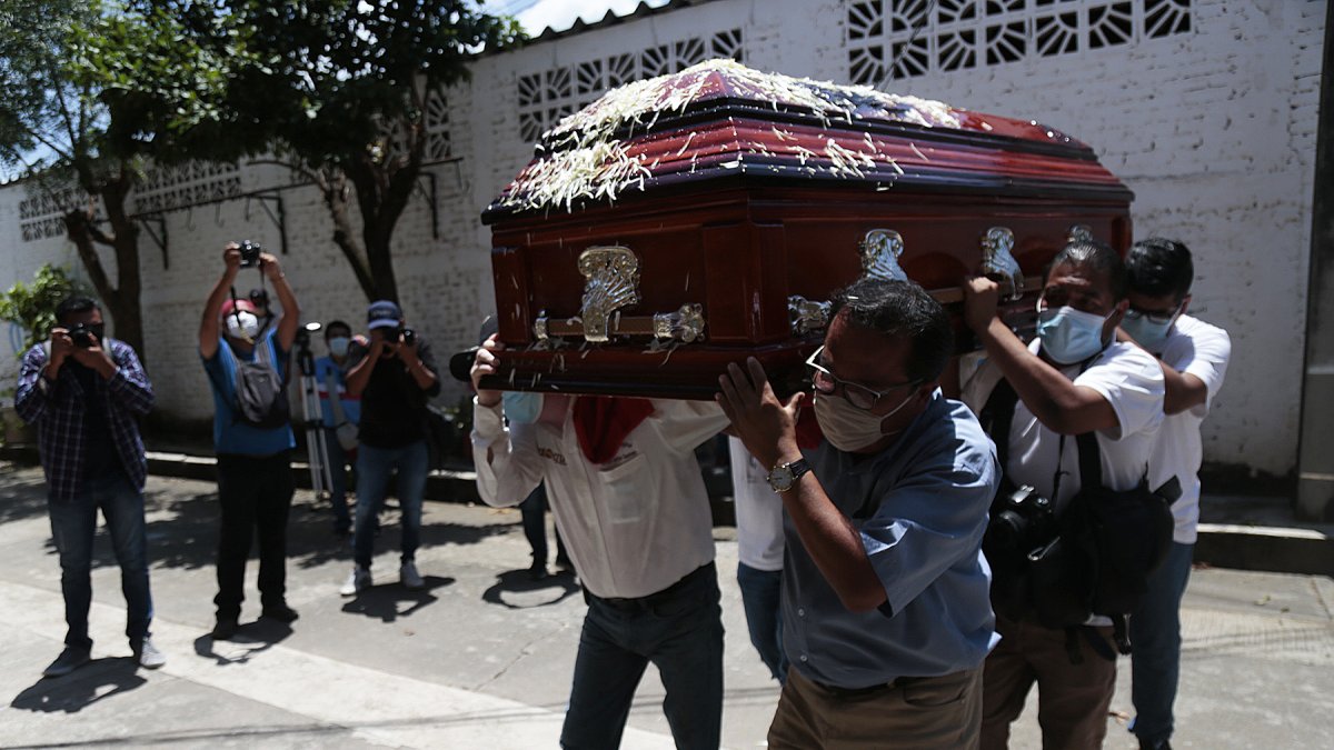 Familiares y amigos asisten el 24 de agosto de 2022 al funeral del asesinado periodista mexicano Fredid Román en el municipio de Chilpancingo, de Guerrero (México)Jose Luis de la Cruz