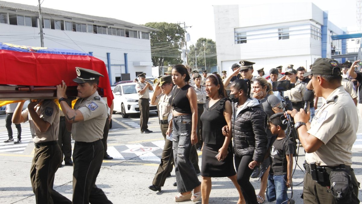 Los familiares de los policías asesinados en Durán acompañaron los féretros en el recinto policial.