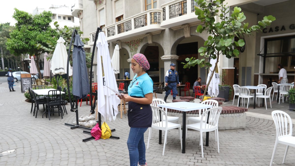 Dato. En Guayaquil y Esmeraldas el toque de queda rige desde las 21:00 hasta las 05:00.