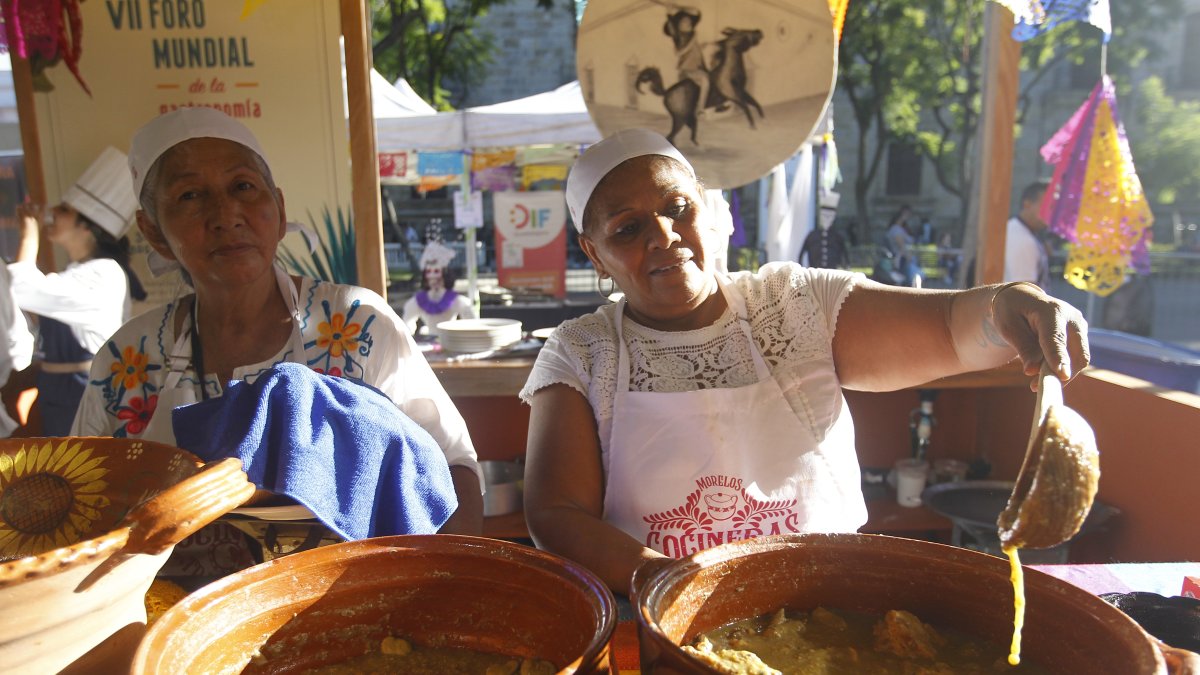Guadalajara. Una cocinera mexicana prepara un plato tradicional.