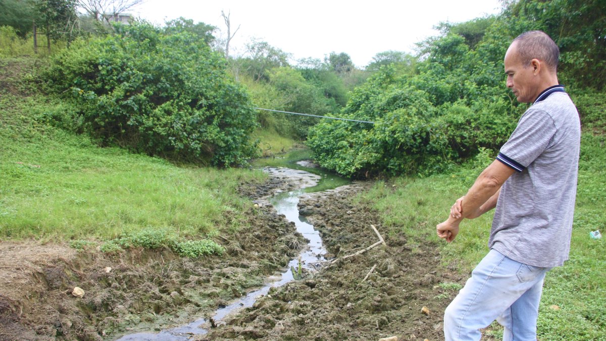 Los riachuelos que se observa sobre la tierra son agua negra y pestilente.