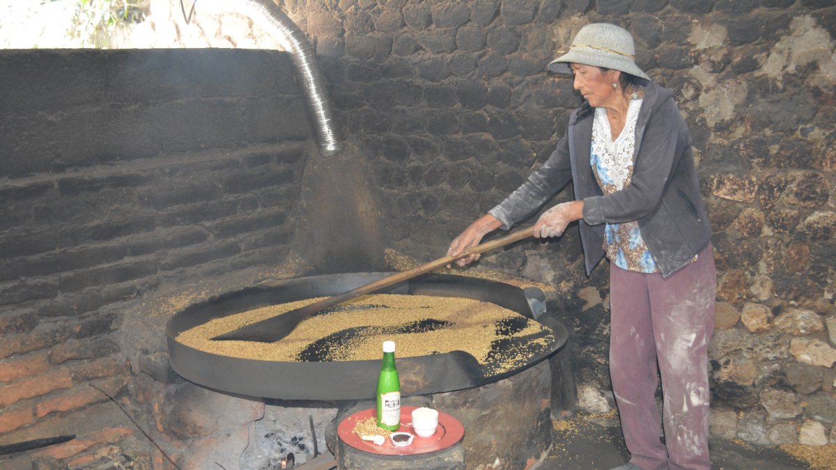La cocción. Rosa Corrales va dando el cocido adecuado a los granos de cebada.