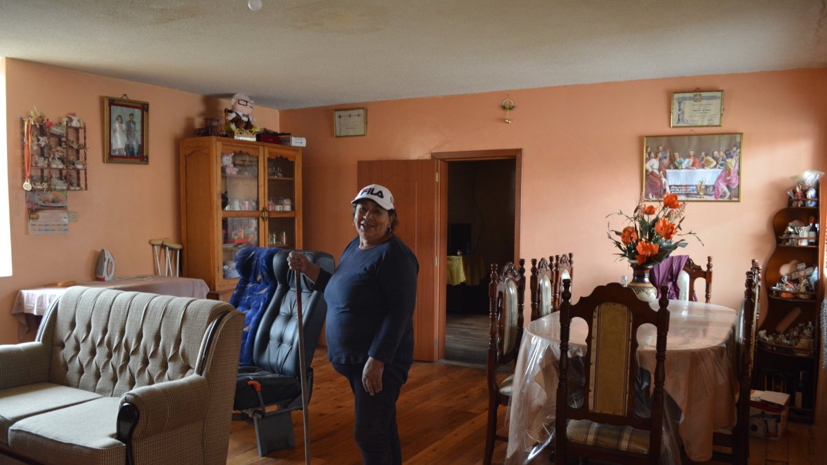 Mulaló. Flor Calvopiña recorre la sala de su casa patrimonial.