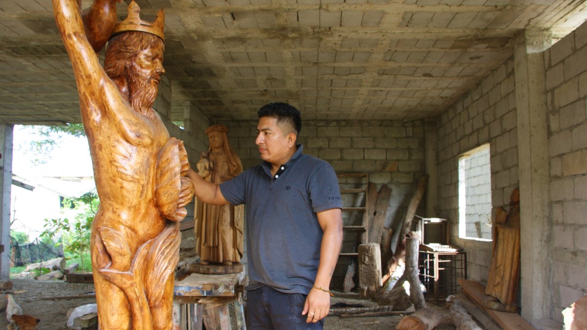 Frank Tomalá, escultor al igual que su padre, hace grandes obras a base de la madera.