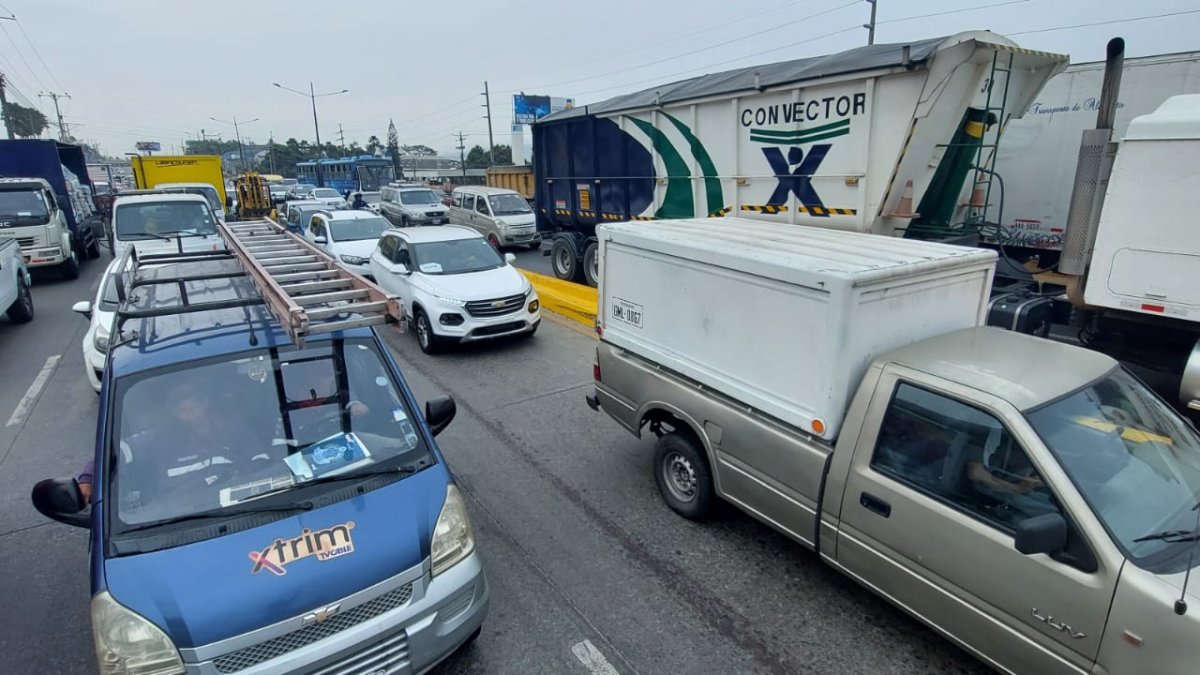 Nuevo incidente en la Penitenciaria crea caos vehicular en la vía Daule.