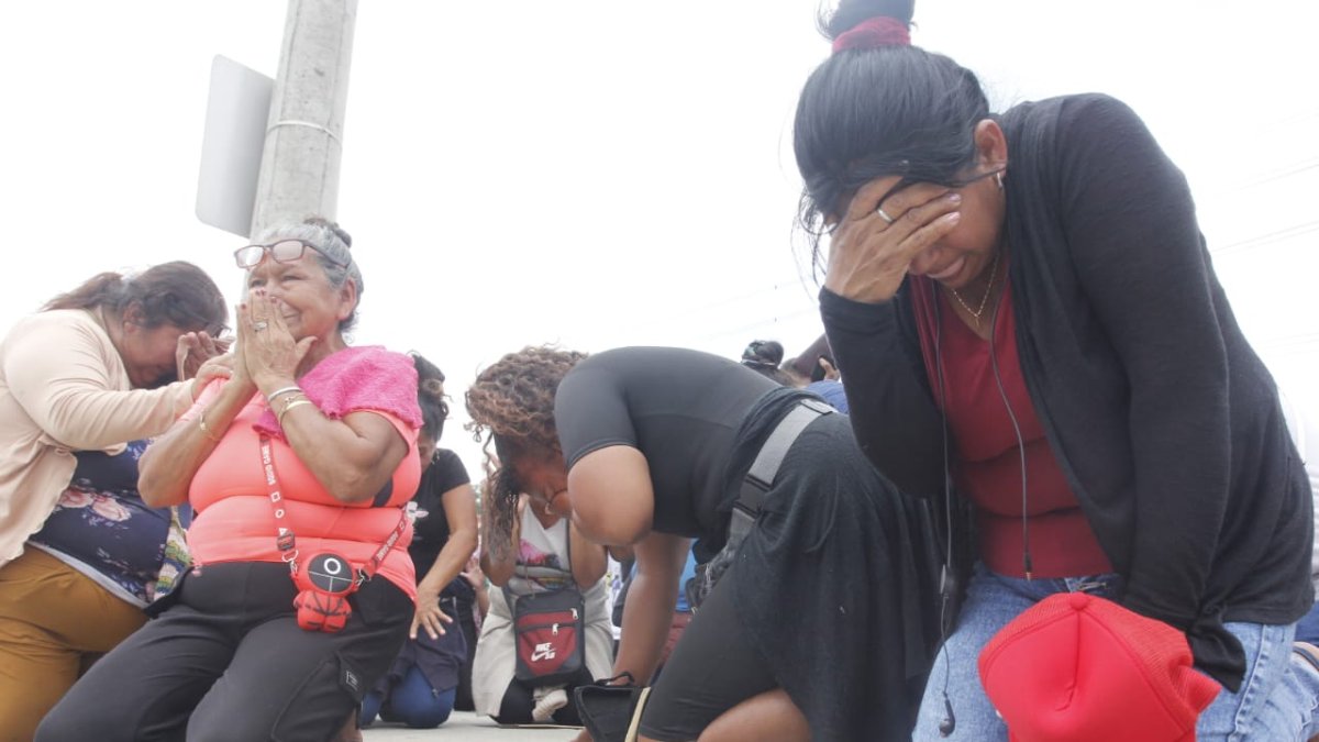 Recinto penitenciario sitiado, familiares de los reos se encuentran en oración.