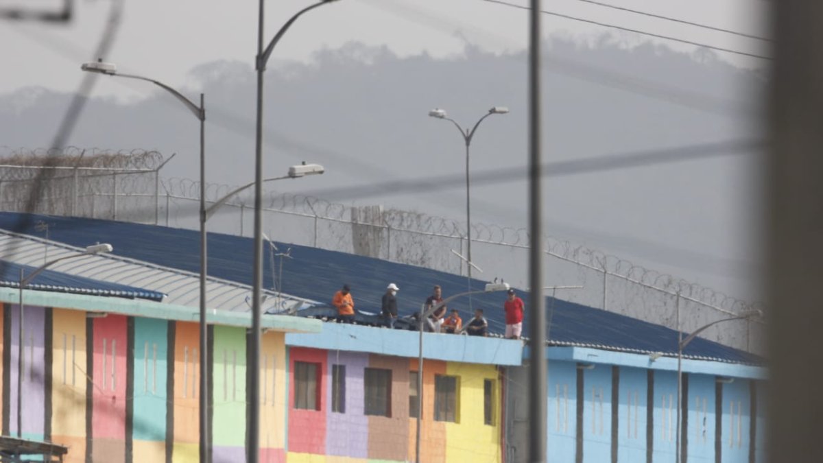 Reos en el techo de la Penitenciaría del Litoral.