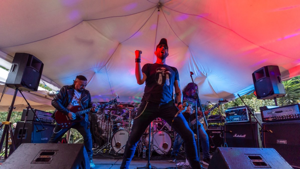 La banda durante un concierto en vivo a propósito de la celebración de los 30 años en Total Death, en Quito.