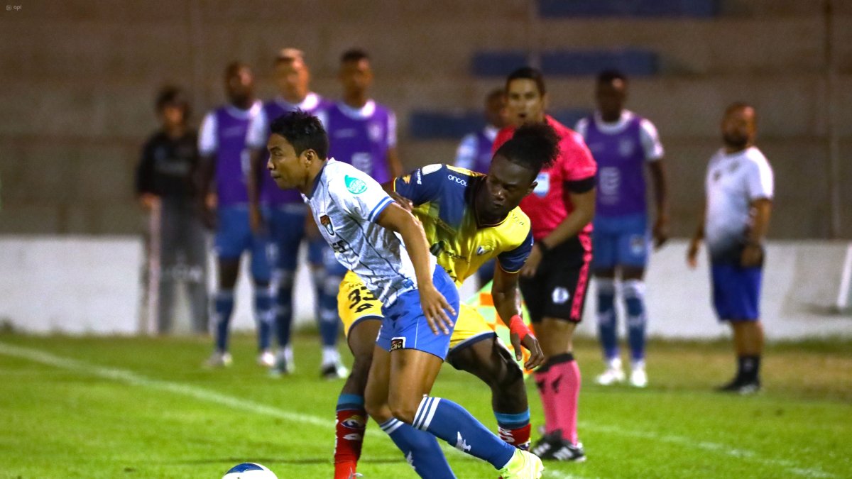 Jefferson Montero (i), de 9 de Octubre, durante el empate ante El Nacional.