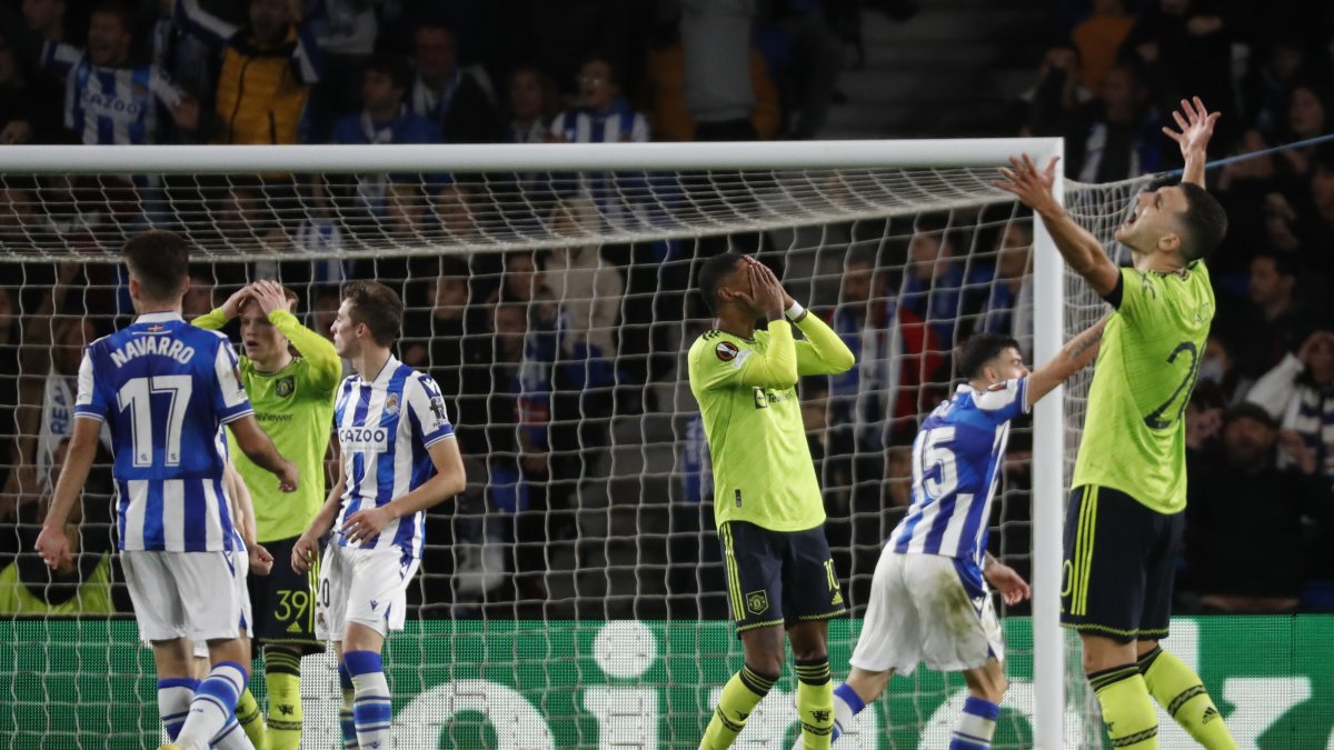Los jugadores del Manchester United se lamentan en suelo español.