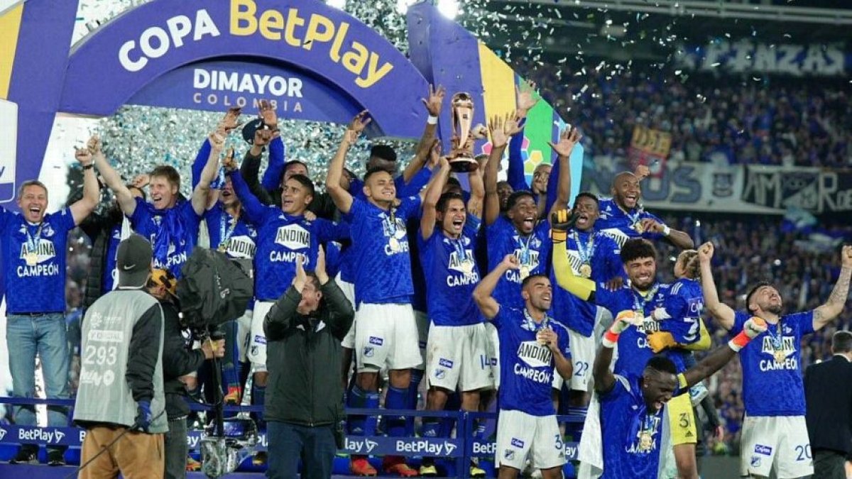 Los jugadores de Millonarios celebran el cetro de la Copa Colombia.