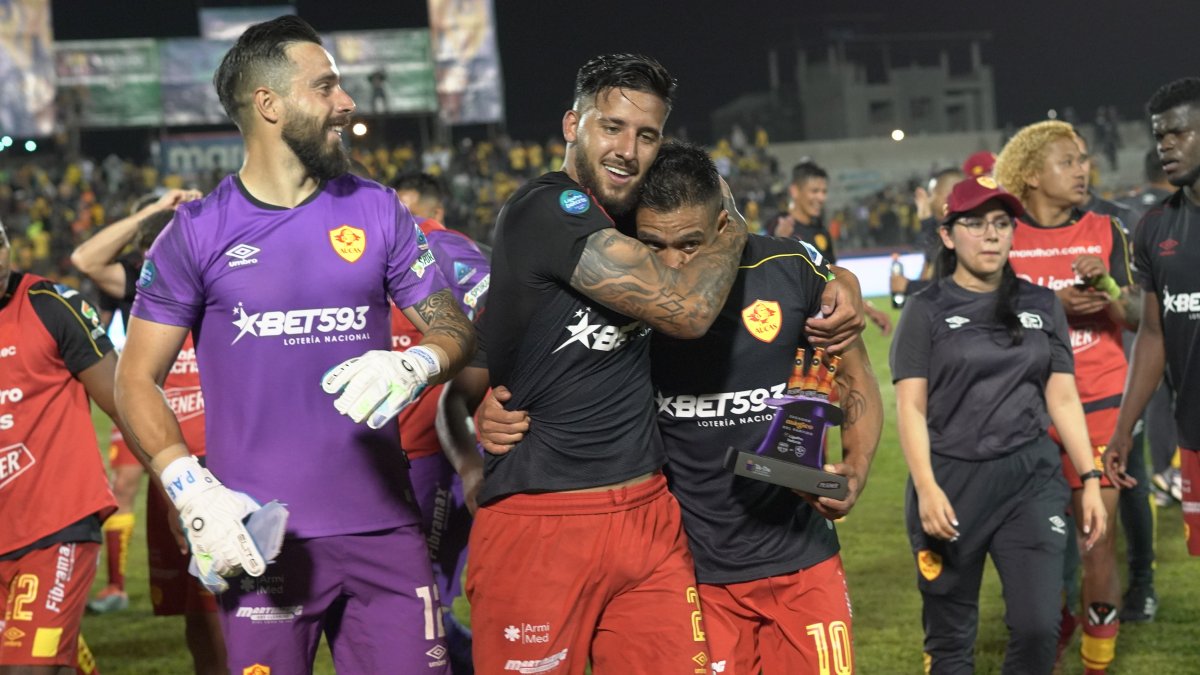 Los jugadores de Aucas, en uno de sus tantos triunfos en la temporada.