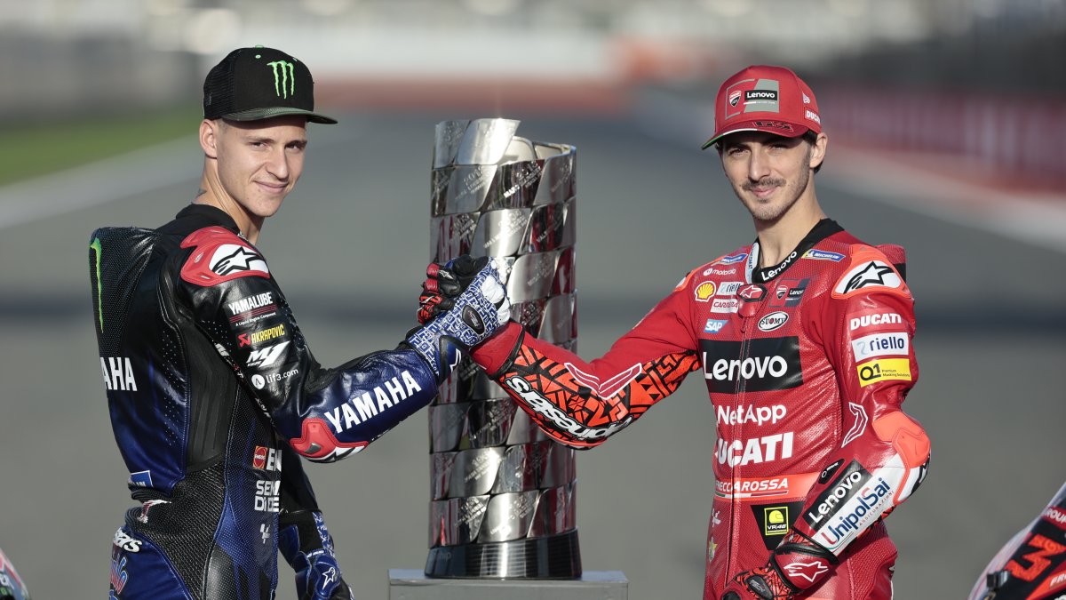 Los dos posibles campeones del título mundial de Moto GP, el italiano Francesco Bagnaia (d) y el francés, Fabio Quartararo (i), previo a la última prueba del mundial de motociclismo.